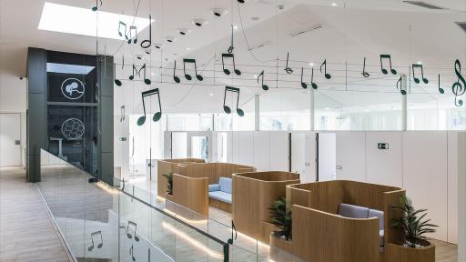 Musica - È il filo conduttore della clinica. È presente in tutte le innovazioni e gli studi del centro.