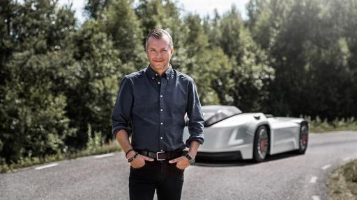 "Systemet vårt er en utvidelse av den avanserte logistikkløsningen mange bransjer allerede benytter seg av", sier Mikael Karlsson, som er viseadministrerende direktør for autonome løsninger i Volvo Trucks.
