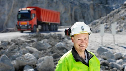 Raymond Langfjord, daglig leder ved gruven til Brønnøy Kalk, ser nye muligheter innenfor teknologi. «Ved å ta i bruk en selvkjørende løsning styrker vi konkurranseevnen vår i et tøft globalt marked.»