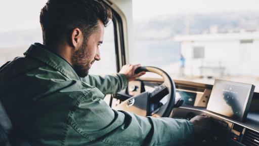 Чтобы помочь клиентам нанимать лучших водителей, Volvo Trucks уделяет большое внимание разработке новых грузовых автомобилей, чтобы сделать их более безопасными, эффективными и привлекательными рабочими инструментами для квалифицированных водителей.
