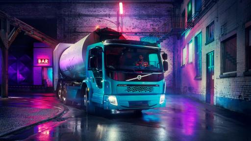 The Volvo FE Electric is available with a low-entry cab for convenient entry and exit and to give the driver an excellent visibility of surrounding traffic and vulnerable road users.