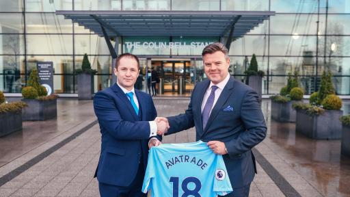 Dàire Fergusan (left), CEO AvaTrade and Damian Willoughby (right), Senior Vice President of Partnerships at City Football Group