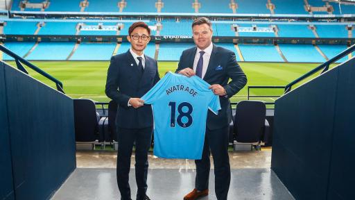 Jacky Wang (left), CEO AvaTrade China and Damian Willoughby (right), Senior Vice President of Partnerships at City Football Group