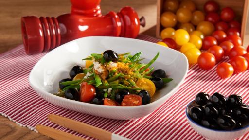 Green beans, egg and olives salad