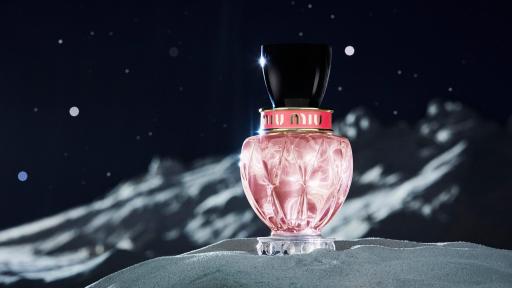 The Miu Miu Twist bottle is a twisted take on the brand’s signature matelassé. The design’s new take on a classic vintage perfume flacon combines camp hallmarks of modern art and the flamboyant elegance of boudoir accessories.