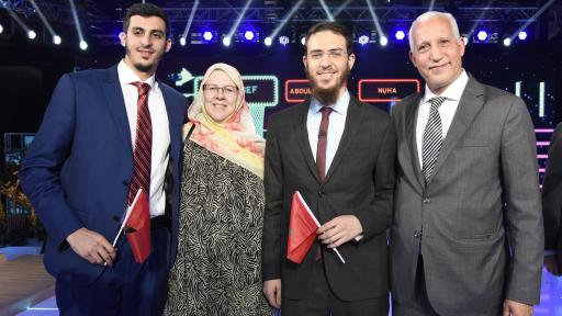 Youssef El Azouzi surrounded by his supportive family as he wins the title <br>
يوسف العزوزي مع عائلته المحبة بعد فوزه بلقب هذا الموسم