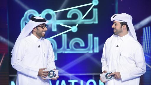 Stars of Science Season 4 winner Khalid Aboujassoum hosting alongside long-time presenter, Khalid Al Jumaily <br>
قدّم خالد أبو جسوم، الفائز بالموسم الرابع من برنامج "نجوم العلوم"،  الحلقة إلى جانب مقدم البرنامج الإعلامي خالد الجميلي