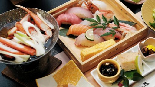 Image of lunch served at Kakinosho in Takaoka, including sushi and fresh Japanese-style food of the area.